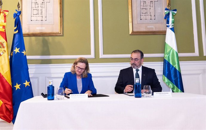 La vicepresidenta primera del Gobierno y ministra de Asuntos Económicos y Transformación Digital, Nadia Calviño, y el presidente ejecutivo del Banco de Desarrollo de América Latina, Sergio Díaz-Granados, acuerdan impulsar la educación financiera.