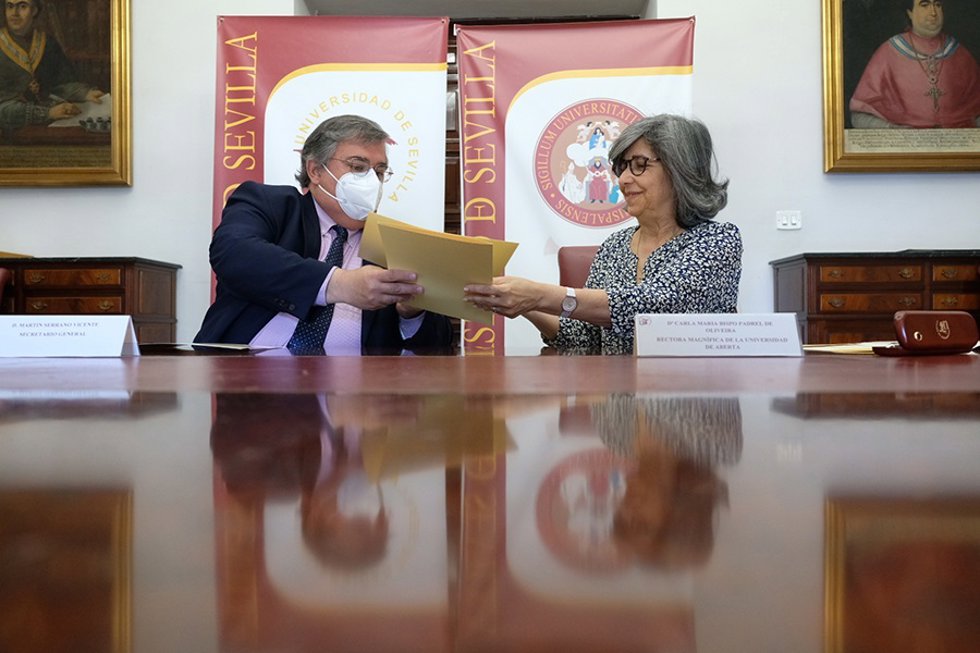 Acuerdo entre la Universidad de Sevilla y la universidad a distancia de Portugal (UAb).