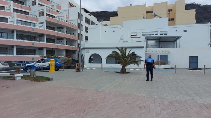 Un policía local en la zona de Puerto Naos