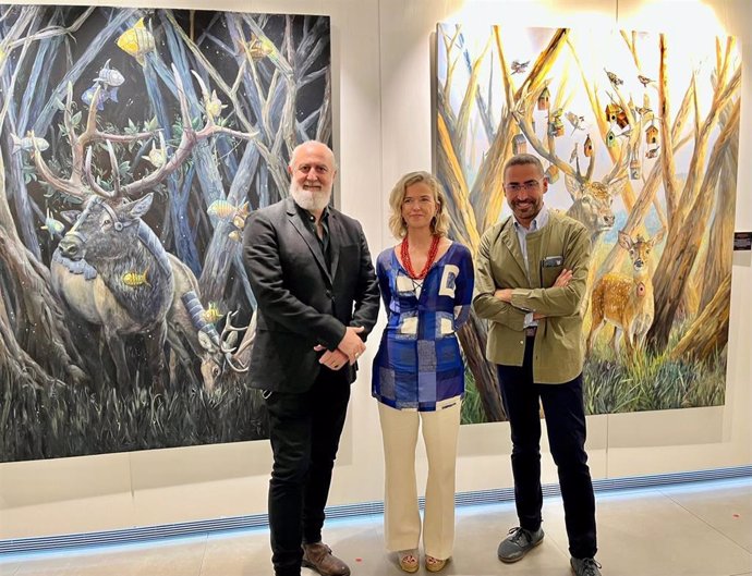 El pintor sevillano Manuel Luna; la responsable de Gestión Cultural de la Fundación, María Luisa García-Palacios, y Chema Rodríguez, asesor cultural de la entidad.