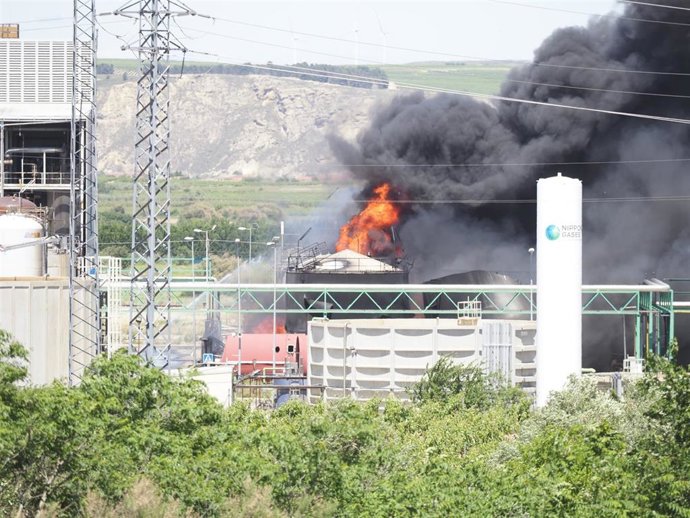 Nube negra de humo y fuego generado por la explosión en una planta biodiesel de Calahorra, a 26 de mayo de 2022, en Calahorra, La Rioja (España). Dos personas han fallecido