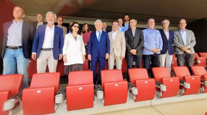 El presidente del Atlético de Madrid, Enrique Cerezo, junto  ala Junta Directiva de ADESP en el Wanda Metropolitano.