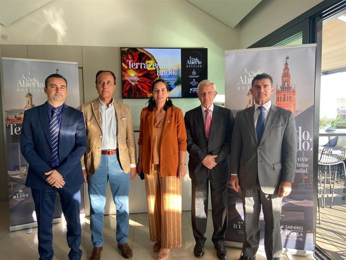 Manuel Cornax y Manuela Carretero, en el centro, con ocasión de la presentación de la campaña de promoción 'Terrazeando, ando'.