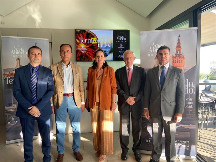 Manuel Cornax y Manuela Carretero, en el centro, con ocasión de la presentación de la campaña de promoción 'Terrazeando, ando'.
