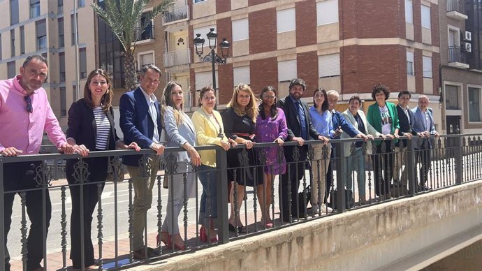 El presidente del PP de la Región de Murcia, Fernando López Miras, junto a los portavoces y alcaldes del PP de las comarcas del Alto y Bajo Guadalentín en Totana, a 26 de mayo de 2022