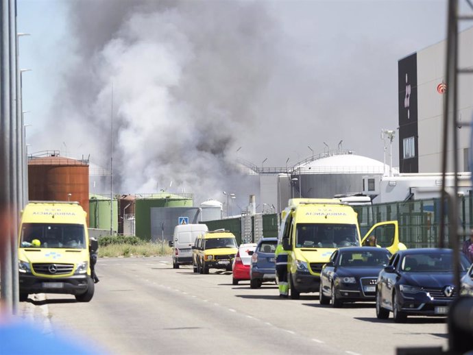 Varias ambulancias del Servicio Riojano de Salud, en las inmediaciones donde se ha producido la explosión en una planta biodiesel de Calahorra, a 26 de mayo de 2022, en Calahorra, La Rioja (España)