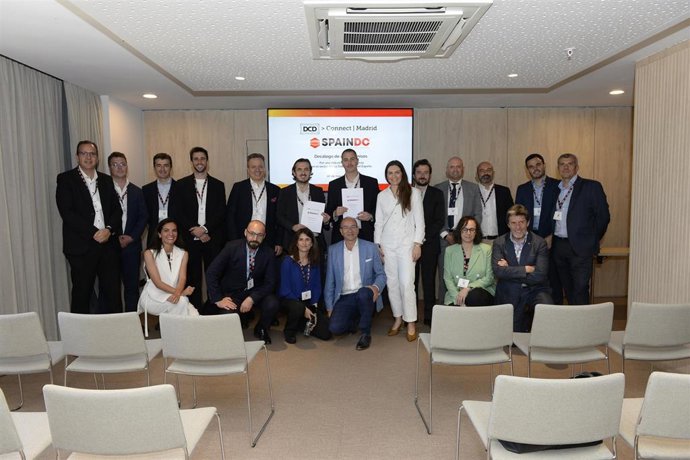 Representantes de las empresas miembro de Spain DC firman un decálogo de puntos de actuación del sector de los centros de datos en España en el evento DCD>Connect, celebrado en Madrid entre miércoles y jueves