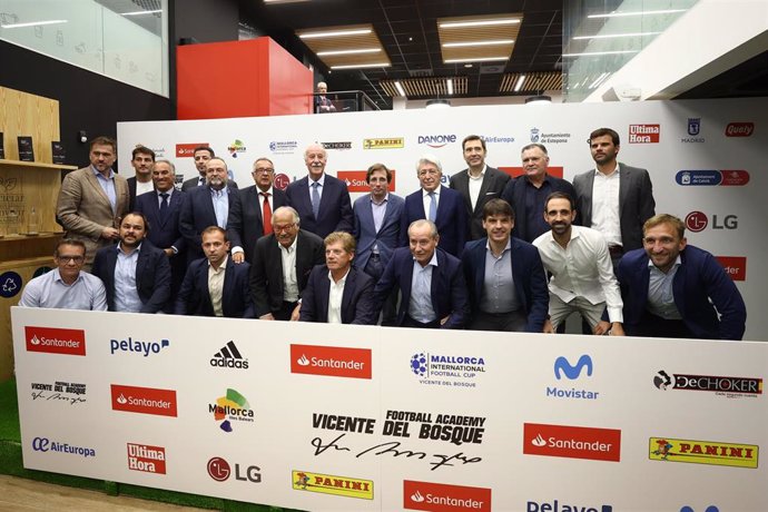 Vicente del Bosque presenta junto a Santander la duodecima edicion de los campus de verano de