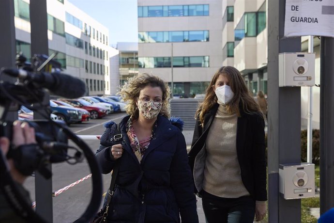 Archivo - La expresidenta de Infancia Libre, María Sevilla (i), asiste al juzgado a que le entreguen la orden de ingreso en prisión, en el Juzgado de lo Penal n 2, a 1 de febrero de 2022, en Madrid (España).