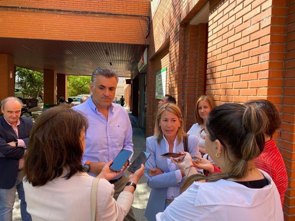 La portavoz de Sanidad del PP, Elena Nevado, y el alcalde de Coria, José Manuel Garcia Ballestero, en el hospital.