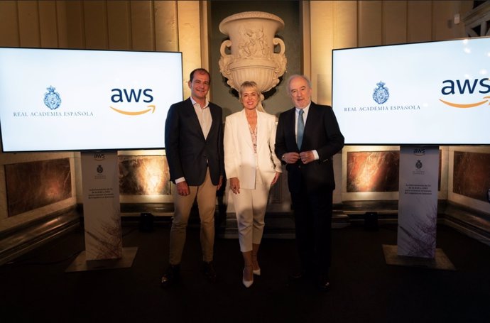 Presentación de la herramienta de análisis del español en Internet: el director general de AWS en Espana y Portugal, Miguel Alava; la secretaria de Estado de Digitalizacion e IA, Carme Artigas; y el director de la RAE, Santiago Munoz Machado