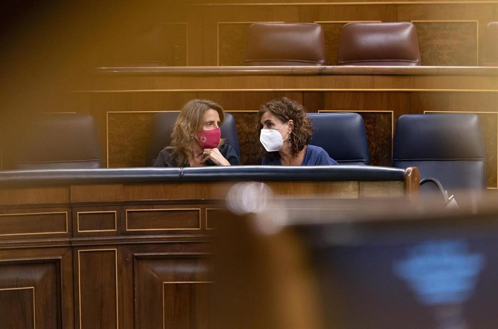 Archivo - La vicepresidenta tercera y ministra para la Transición Ecológica y el Reto Demográfico, Teresa Ribera (i) y la ministra de Hacienda y Función Pública, María Jesús Montero (d), durante una sesión plenaria en el Congreso 