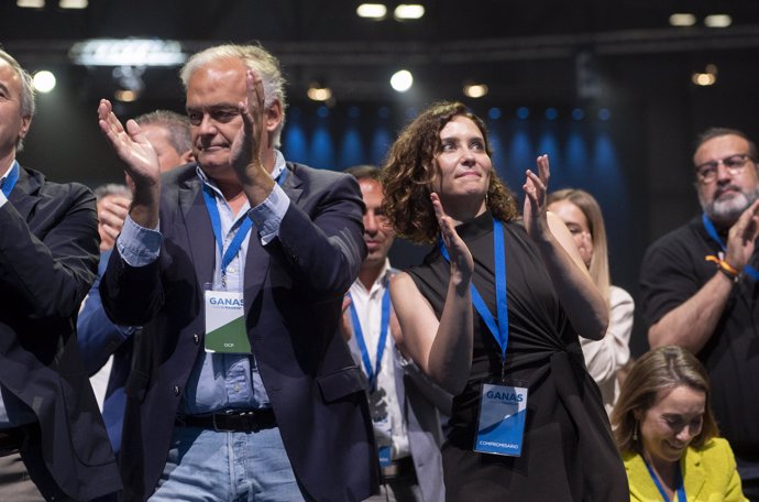 La presidenta de la Comunidad de Madrid, Isabel Díaz Ayuso, junto al presidente del Comité Organizador del XX Congreso Extraordinario Nacional del PP, Esteban González Pons, en la primera jornada del XVII Congreso del Partido Popular de Madrid