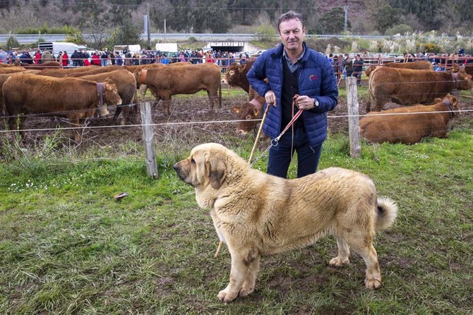 Archivo - El consejero de Desarrollo Rural, Ganadería, Pesca, Alimentación y Medio Ambiente, Guillermo Blanco, asiste a la feria ganadera El Ángel