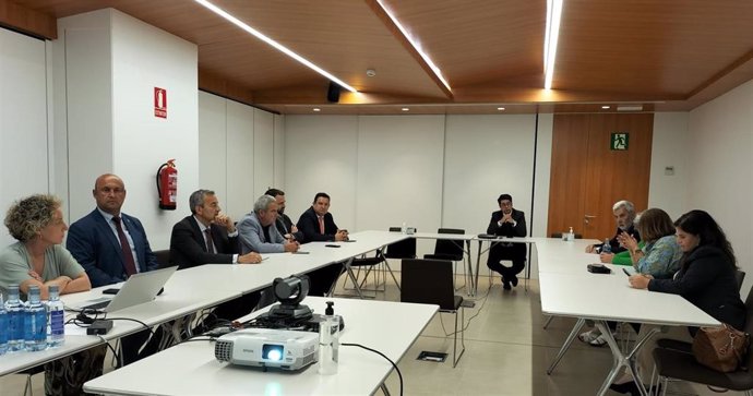 El presidente del Cabildo de Tenerife, Pedro Martín, en una reunión con alcaldes del sur de Tenerife para exponerles el proyecto de la nueva terminal de Tenerife Sur