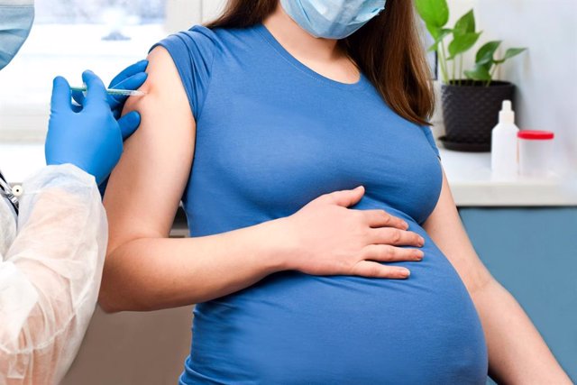 Archivo - Embarazada recibe la vacuna de la covid-19.