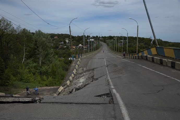 Carretera destruida en Járkov, Ucrania