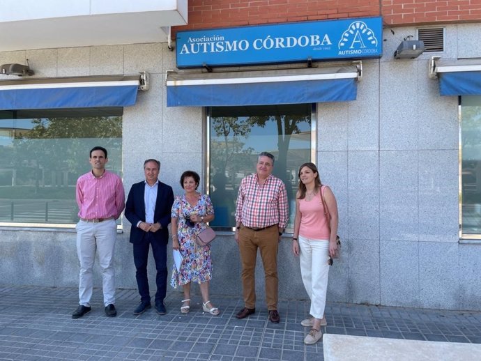 El candidato cabeza de lista de Cs por Córdoba al Parlamento de Andalucía, Ángel Pimentel (segundo por la dcha.), en su visita a Autismo Córdoba.