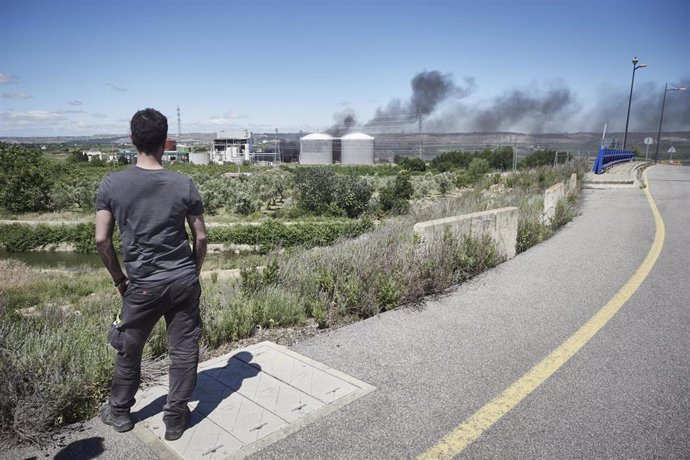 Un hombre en las inmediaciones donde se ha producido la explosión en una planta biodiesel de Calahorra, a 26 de mayo de 2022, en Calahorra, La Rioja (España)