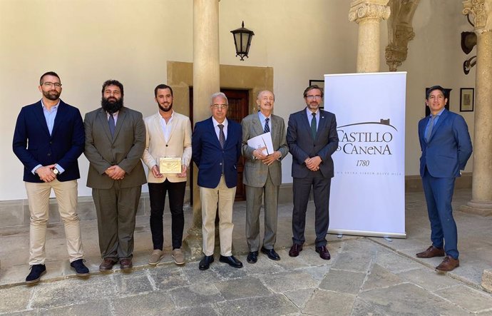 Investigadores premiados, junto al presidente de Castillo de Canena, el Rector de la UJA y el representante de UC Davis.