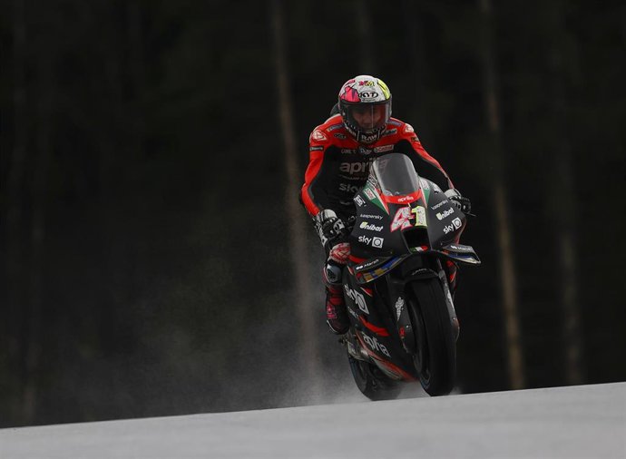 Archivo - 08 August 2021, Austria, Spielberg: Spanish rider Aleix Espargaro of Aprilia Racing Team Gresini, in action during the warm up for the Motorcycle Grand Prix of Styria at the Red Bull Ring. Photo: Erwin Scheriau/APA/dpa
