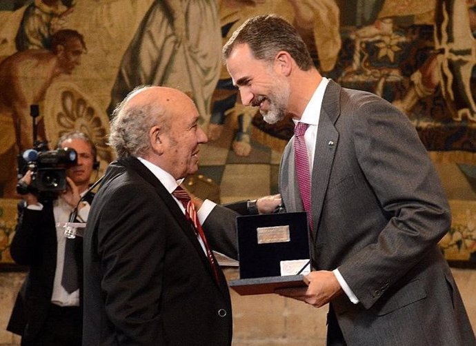Archivo - José Antolín recibiendo el III Premio Reino de España a la Trayectoria Empresarial del Rey Felipe en noviembre de 2016