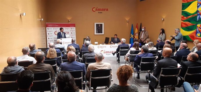 El consejero de Industria, Empleo y Promoción Económica del Principado, Enrique Fernández, durante su intervención en el Pleno Constituyente de la Cámara de Comercio de Gijón, en la sede cameral