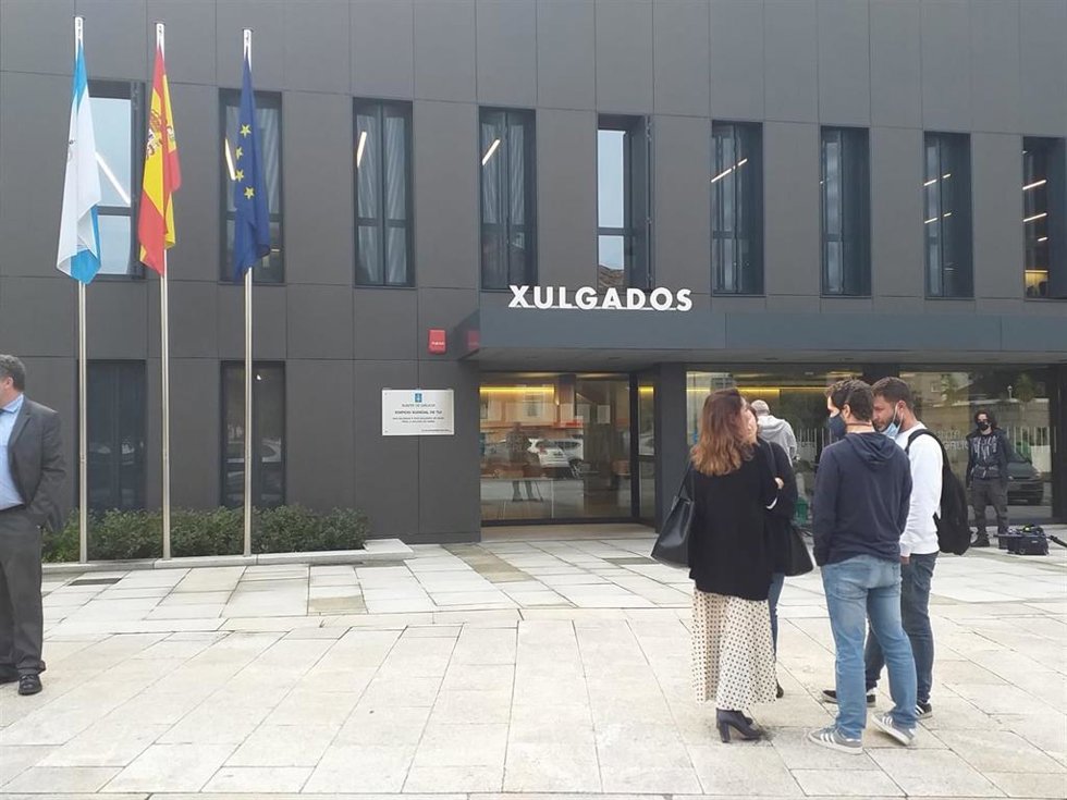 Archivo - Juzgados de Tui (Pontevedra) con familiares de Déborah Fernández Cervera.