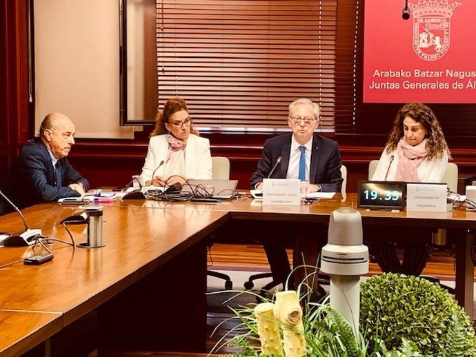 Comparecencia de Sola (en el centro de la imagen) en las Juntas Generales