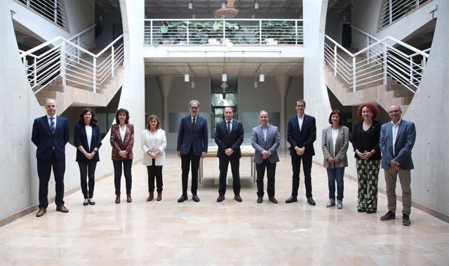 El ministro de Universidades, Joan Subirats, visita la Universidad Pública de Navarra y mantiene un encuentro con el rector, Ramón Gonzalo, y con su equipo de dirección.