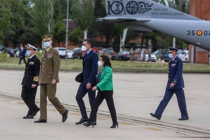 Archivo - El Rey Felipe VI, el presidente del Gobierno, Pedro Sánchez, y la ministra de Defensa, Margarita Robles, durante el acto de reconocimiento al personal participante en misiones en Afganistán, en la Base Aérea de Torrejón de Ardoz, a 13 de mayo 