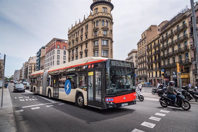 Archivo - Un bus de TMB en Barcelona. - Archivo