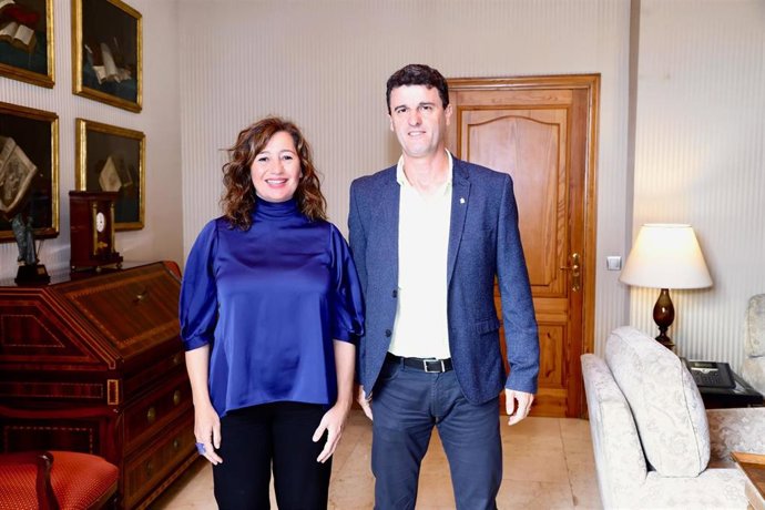 La presidenta del Govern, Francina Armengol, y el alcalde de Art, Manuel Galán.