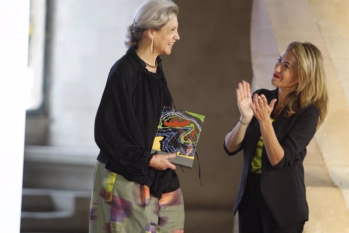 La arquitecta Carme Pinós recibe el Premio Nacional de Arquitectura de manos de la ministra de Transportes, Movilidad y Agenda Urbana, Raquel Sánchez.