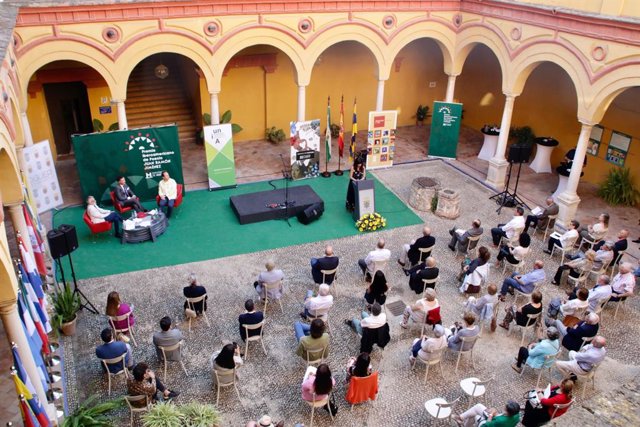 Alejandro Céspedes recibe el Premio Iberoamericano de Poesía Juan Ramón Jiménez por 'Soy Lola Jericó'