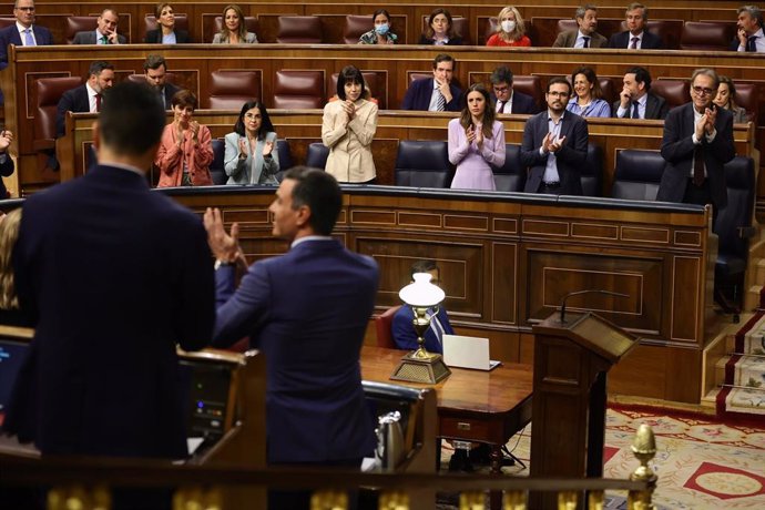 Miembros del hemiciclo aplauden al presidente del Gobierno, Pedro Sánchez, en una sesión plenaria, en el Congreso de los Diputados, a 26 de mayo de 2022, en Madrid (España). Durante el pleno, el Ejecutivo central debe responder a las preguntas de la opo