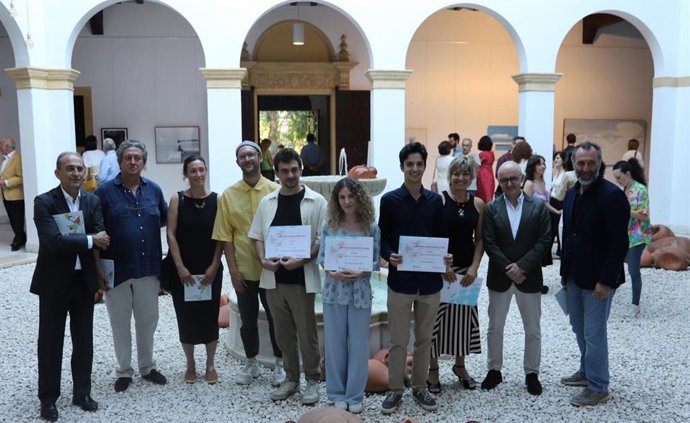 La pintora Rosa Aguilar gana el IV Certamen 'Artistas Emergentes' de la Universidad Loyola
