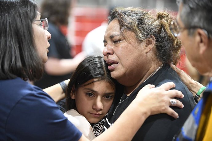 25 May 2022, US, Uvalde: A fourth-grade teacher hugs one of her students during a community healing service held at the Uvalde County fairgrounds a day after a mass shooting that claimed the lives of 19 children and two adults. Photo: Bob Daemmrich/ZUMA