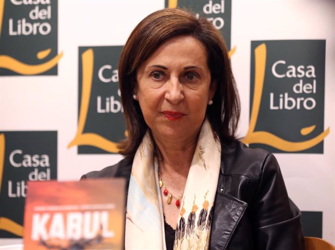 La ministra de Defensa, Margarita Robles, interviene en el acto de presentación del libro Kabul. Huir para vivir de los periodistas Fermín Cabanillas y Reyes Calvillo, en la Casa del Libro, a 26 de mayo de 2022, en Madrid (España).
