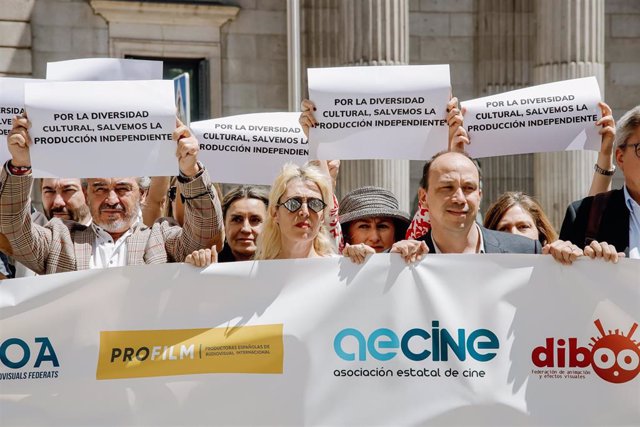 Manifestantes protestan contra la nueva Ley General de Comunicación Audiovisual, en el Congreso de los Diputados, a 25 de mayo de 2022, en Madrid (España). 