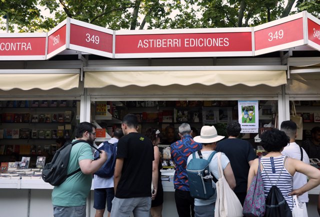 Varias personas visitan la caseta de Astiberri Ediciones en la Feria del Libro 2022, en el Parque de El Retiro, a 28 de mayo de 2022, en Madrid (España).
