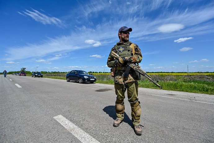 May 17, 2022, Zaporizhzhia Region, Ukraine: An armed Ukrainian soldier stands in the middle of a road, Zaporizhzhia Region, southeastern Ukraine. This photo cannot be distributed in the Russian Federation.,Image: 692298941, License: Rights-managed, Rest