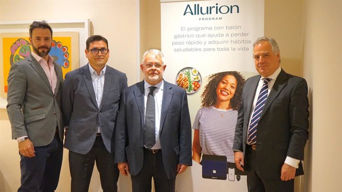 Miguel Ángel Encinar de Allurion, Raul Cruz y Carles Esperanza de Sangüesa Medical y el doctor Adelardo Caballero, director y CEO de Instituto de Obesidad (IOB)