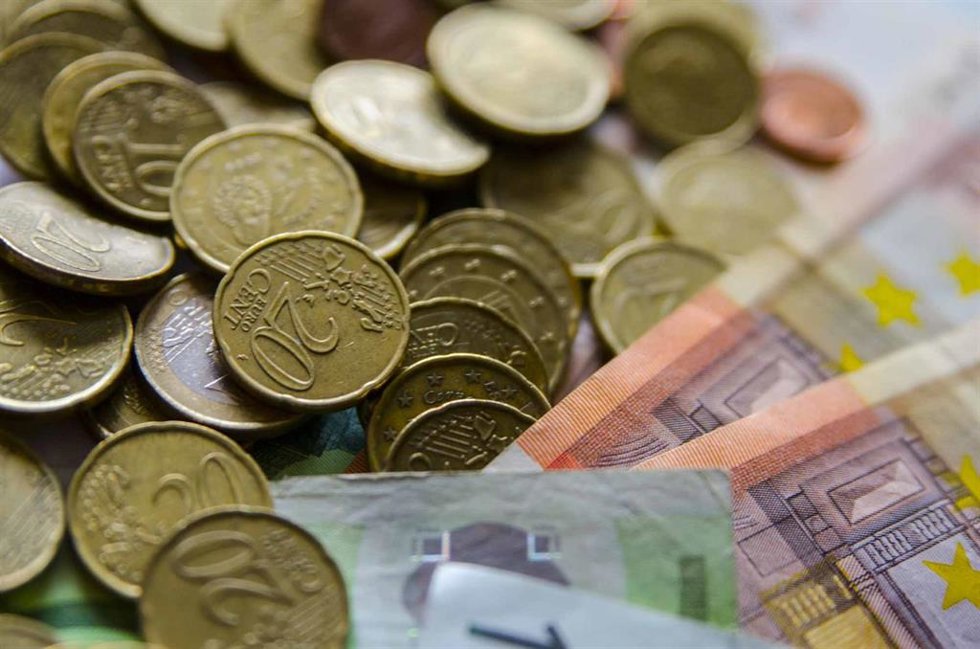 Archivo - Monedas y billetes