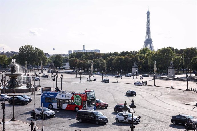Vista de la Torre Eiffel de París desde la plaza de la Concordia