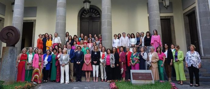 El presidente del Parlamento, Gustavo Matos, con las mujeres diputadas homenajeadas en los 40 años de autonomía