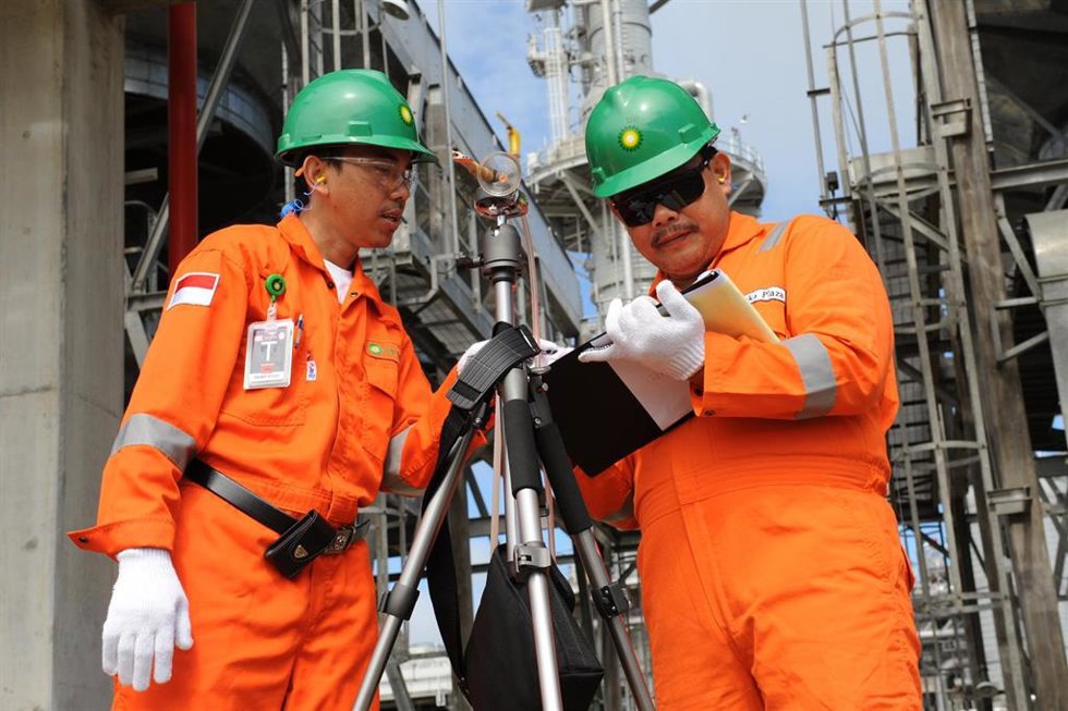 Archivo - Trabajadores de la compañía petrolera BP