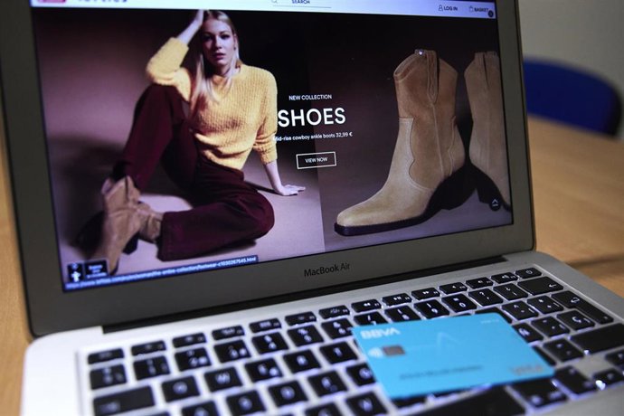 Archivo - Una persona compra online productos de moda  