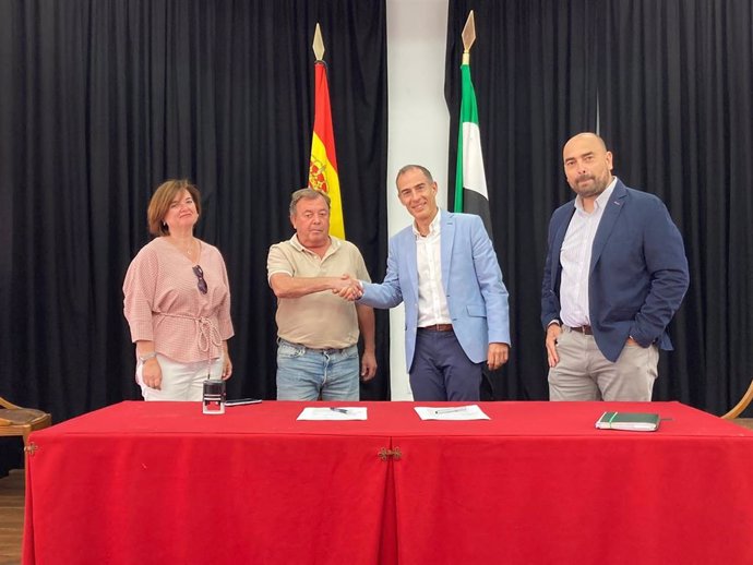 Firma para que Iberdrola instale en Cedillo (Cáceres) la primera comunidad solar para un pueblo completo