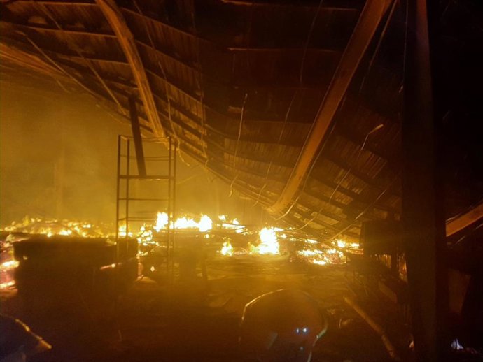 La nave de Las Navas del Selpillar durante el incendio.